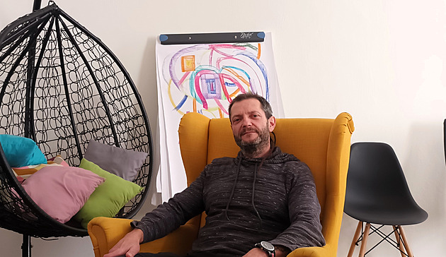 Pomáhá dětským duším. Kvůli sociálním sítím se rozšířilo sebepoškozování, říká