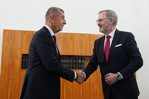 „Hodně štěstí. Ať se daří.“ Fiala předal Babišovi klíč od klenotů a brožuru