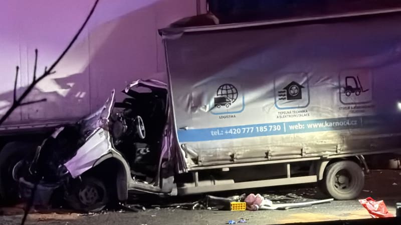 Těžká nehoda dodávky a kamionu uzavřela Pražský okruh. Řidiče vystříhávali, v akci byl vrtulník