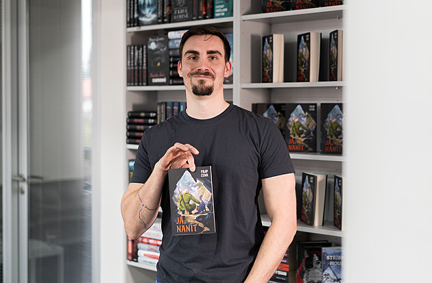 Psaním se dostával z krizí, teď libereckému autorovi vychází sci-fi debut