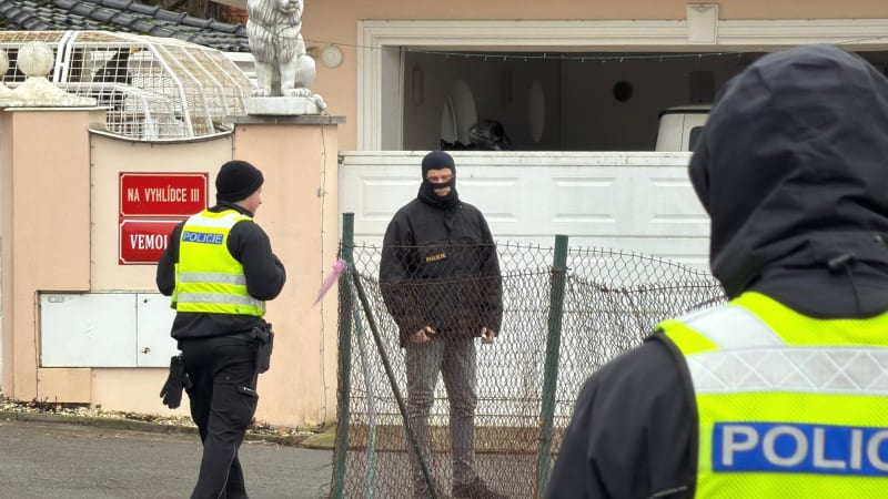 Policejní razie u Vémoly: Zasahuje protidrogová centrála, zadržela tři lidi