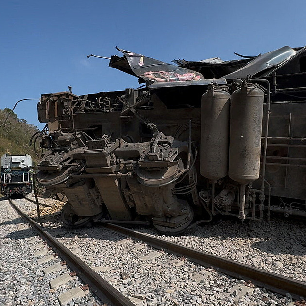 Nejméně 13 lidí zahynulo při vykolejení vlaku v Mexiku. Stovka zraněných