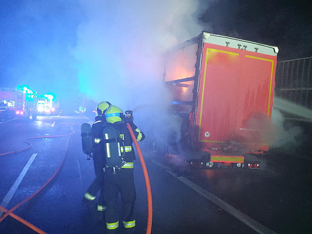 D1 před Brnem zablokoval hořící kamion, řidič stihl zachránit tahač