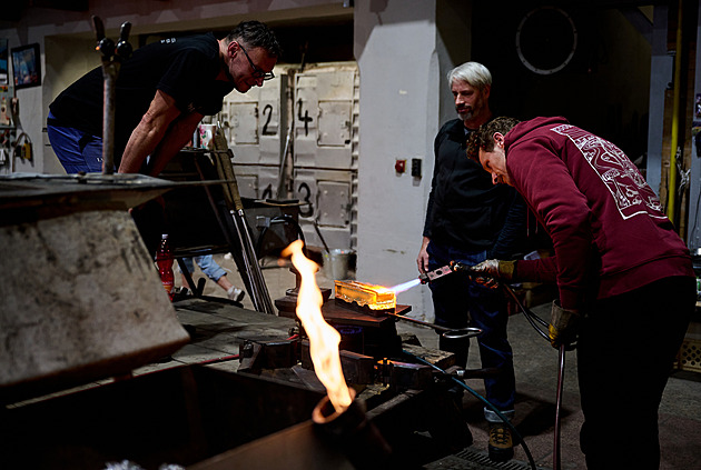 Skláři vytvořili trofeje pro Padesátku, tvar odlili ve sněhu