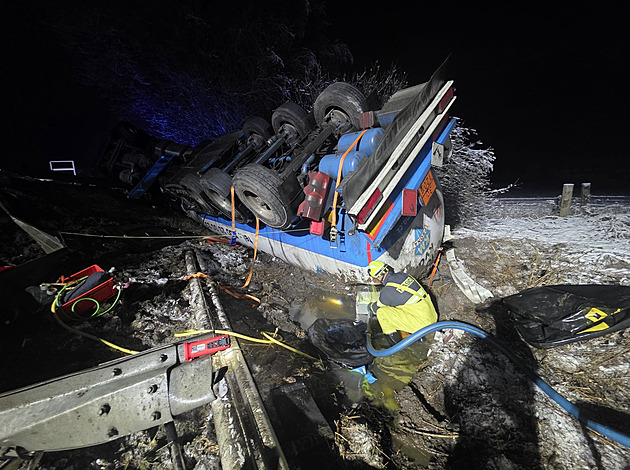 Na Rakovnicku vyprostili havarovanou cisternu, silnice zůstane dál zavřená