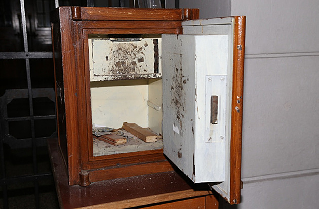 Zloděj při noční krádeži omylem spustil zvon, do kostela vrazil probuzený soused