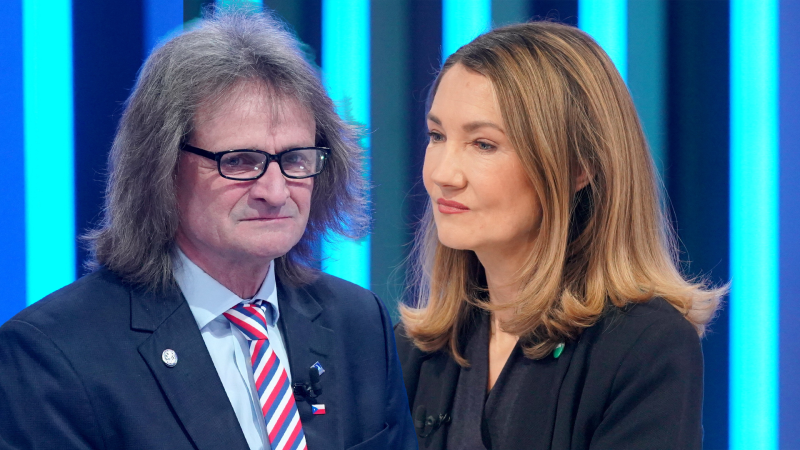 „Milé slečny a poslankyně.“ Ševčík nadzvedl sněmovní kolegyně, Svárovská mu dala kurz etikety