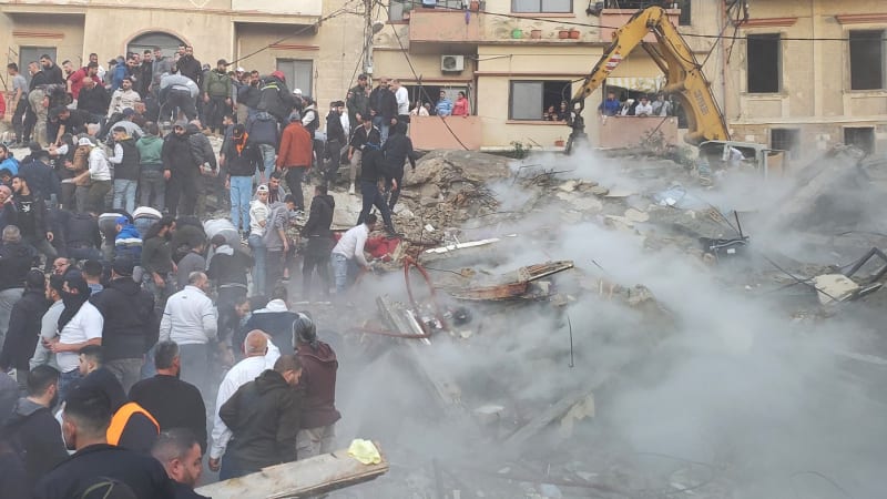 Trosky pohřbily čtrnáct lidí včetně dítěte. V libanonském Tripolisu se zřítil obytný dům