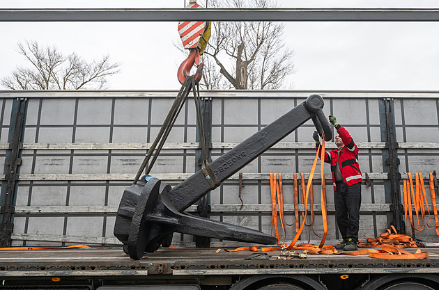 Šest a půl tuny v černém. Kotva z poslední tuzemské námořní lodi dorazila do Česka
