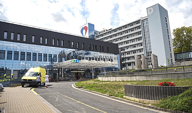 Neseděl podpis ani počty. Lékař popisuje machinace v kauze sporných defibrilátorů