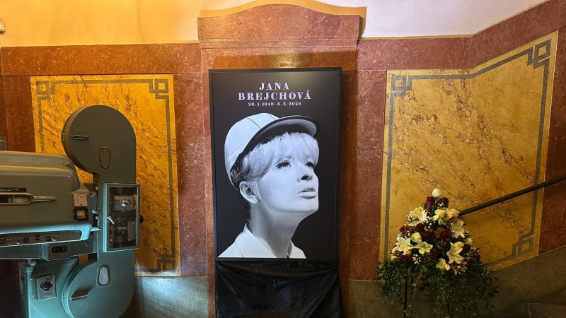 PŘÍMÝ PŘENOS: Lidé se v Lucerně naposledy loučí s herečkou Janou Brejchovou