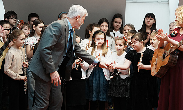 Prezident ve škole zahájil sportovní turnaj a debatuje s žáky