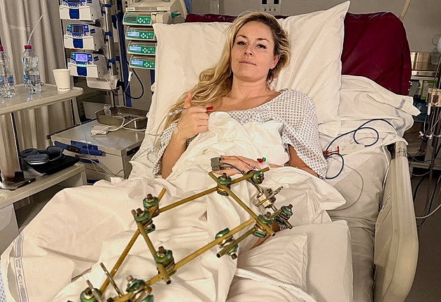 Noha pořád na kusy, vzkázala Vonnová. Je doma, tryskáč jí předělali na lůžko