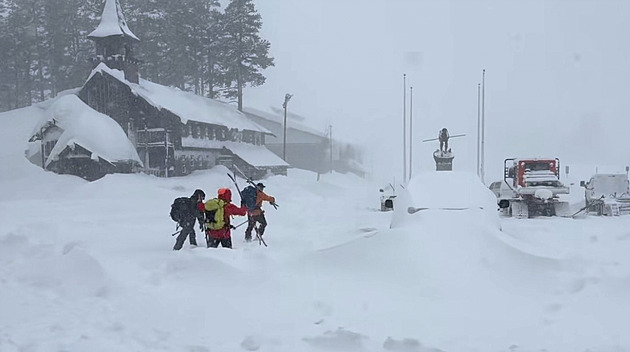 V Kalifornii našli po pádu laviny šest lyžařů, dalších devět se pohřešuje