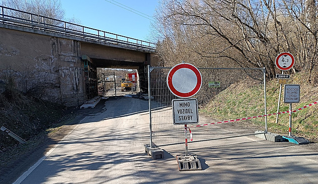 Přibyslav už podruhé obklíčí souběh uzavírek. Rekonstrukce trati zavře mosty
