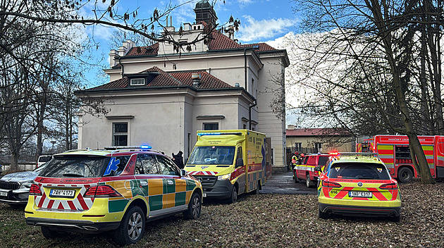Tragický požár v bohnické nemocnici. Jeden člověk zemřel, další evakuovali