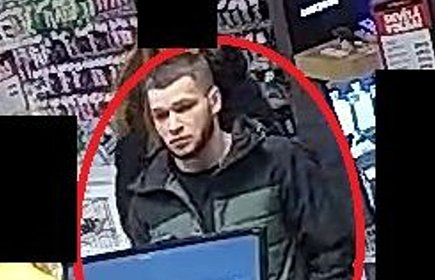 Vysáté peníze šly na luxusní telefon. Policie hledá podvodnici i muže, který ho vyzvedl