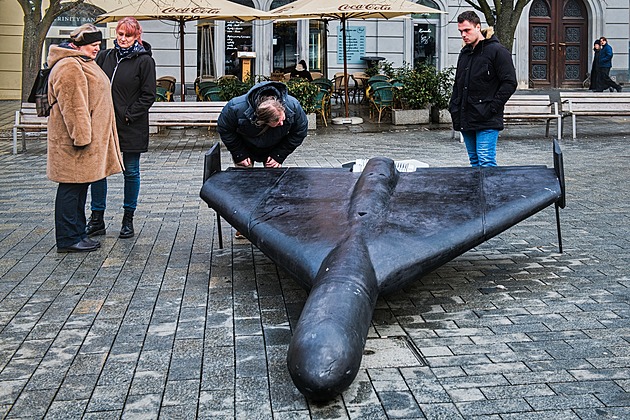 Symbol války na Ukrajině nevydržel v Ústí ani den. Maketu dronu někdo poničil