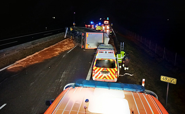 Dálnici D2 u Břeclavi ve směru na Brno zablokoval převrácený kamion