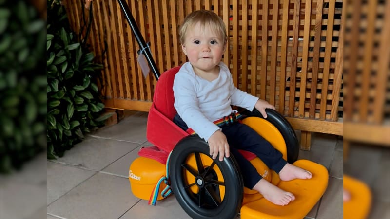 Roční Adámek bojuje s vadou páteře, na operaci musel hned po narození. Rodina prosí o pomoc