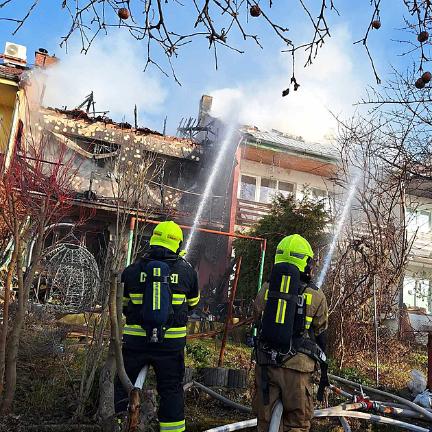 Požár domu v Litvínově. Oheň se rozšířil na vedlejší střechu, hrozilo její zřícení