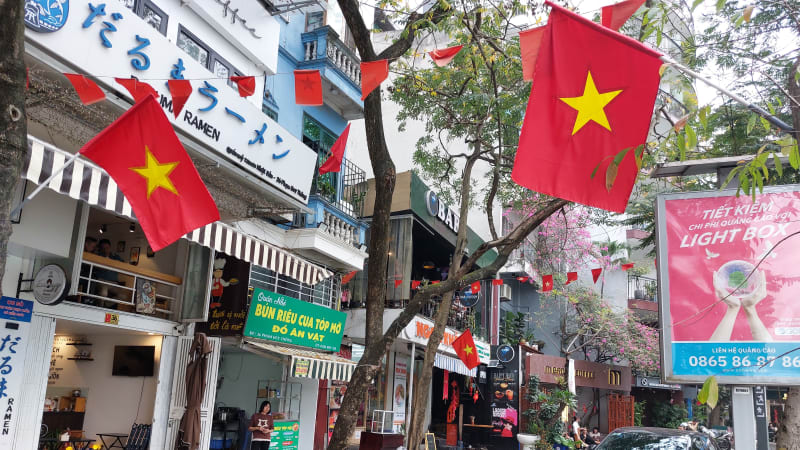 REPORTÁŽ: Vietnam a paradox „svobody“. Ulice Hanoje plní volný trh, ale i srp a kladivo