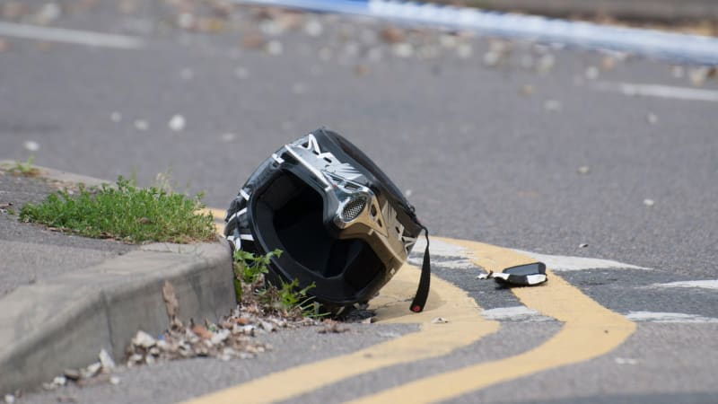 Smrtelná nehoda motorkáře na Karlovarsku: Nikdo jiný na místě nebyl, příčina zůstává záhadou