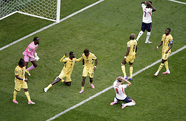 Anglie - Ghana 0:0, v závěru břevno, z dorážky selhal Kane. Postup mají oba týmy