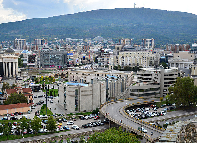 Ve Skopje potkáte psy na každém kroku. Historie se tu setkává s chudobou