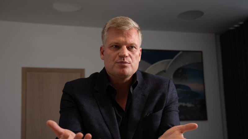 Filip Turek se znelíbil konspirátorům, prý slouží iluminátům. Stačilo jediné gesto na videu