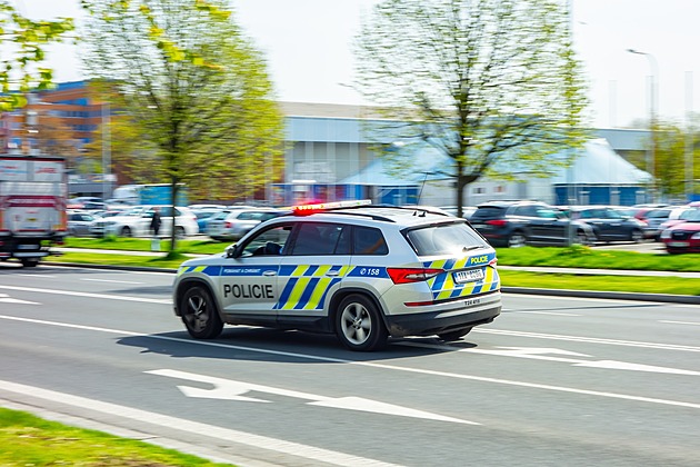 Porod v koloně aut. S doprovodem do nemocnice pomohli policisté