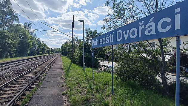 Denně zde nastoupí jediný člověk. Vlaková zastávka Pohledští Dvořáci míří ke konci
