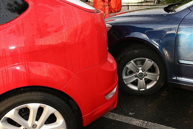 Ne každý škrábanec na autě je vandalismus. Poničené auto nafoťte