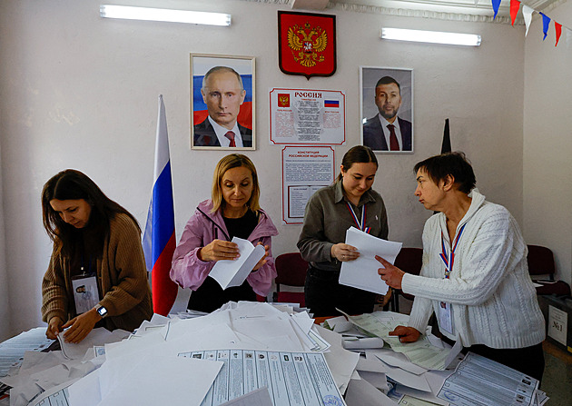V Rusku skončily volby do Dumy. Putinova strana má podle odhadů přes 50 procent