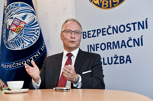 Rusko může napadnout NATO v řádu měsíců, řekl šéf BIS Koudelka britskému listu