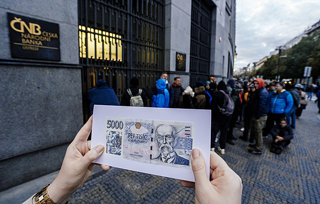ČNB vydala výroční pětitisícovku. Ve frontě čekají stovky lidí, někteří tu nocovali