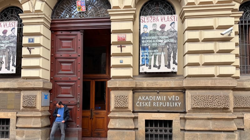  Razie na Akademii věd: V centru Prahy zasahují kriminalisté, řeší podezřelé smlouvy