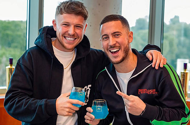 Hazard se sešel s klukem, kterého neslavně nakopl. Miliardáři jsou dnes oba