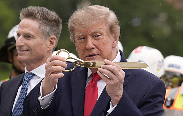 „Žulová plocha vydrží milion let.“ Trump se zlatými nůžkami otevřel heliport u Bílého domu