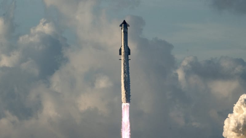 ŽIVĚ: Raketa Starship odstartovala do vesmíru. Na oběžnou dráhu vypustila satelity Starlink