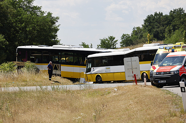Policisté stíhají řidiče za srážku autobusů, při níž se zranilo padesát lidí