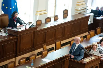 Sněmovna opět přerušila debatu k nedůvěře vládě