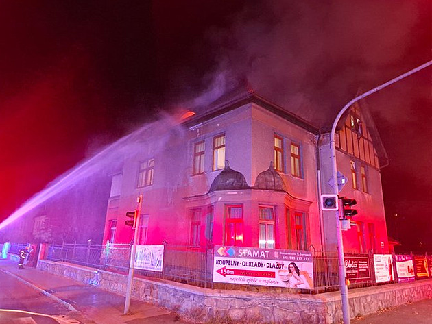 Požár ubytovny v Šumperku. Hasiči evakuovali čtrnáct lidí, škoda je přes milion