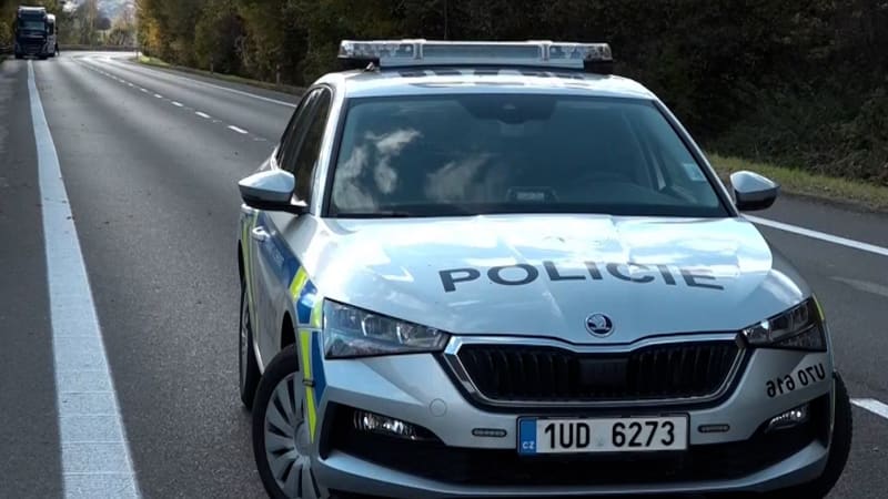 Kamioňáci z ciziny se na D1 řítili záchranářskou uličkou. Natočil je policejní dron