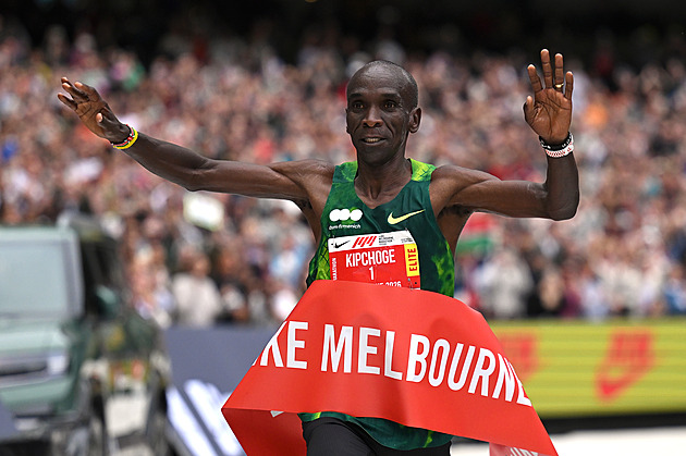 I v 41 letech dál vítězí. Kipchoge v rekordu trati vládl maratonu v Melbourne