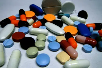 Drobné dary, velké dopady. Studie popsala, jak lékaře ovlivňují farmaceutické firmy