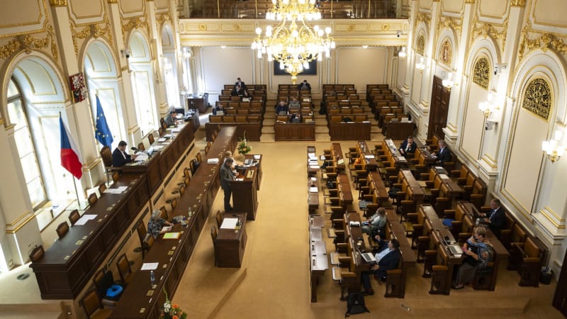 Sněmovna schválila mimořádné zdanění rafinerií. Návrh prošel prvním kolem