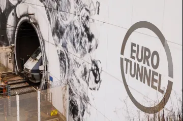 U vjezdu do Eurotunelu se srazil minibus s vlakem, 19 zraněných