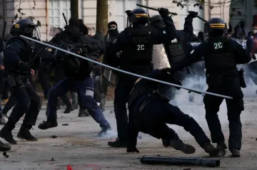 Francouzská policie zadržela v souvislosti s násilnými protesty přes 1800 lidí