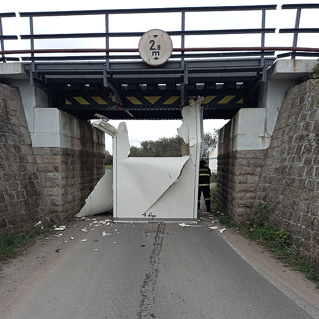 Řidič náklaďáku se nevešel pod most na okraji Hradce, utrhl nástavbu vozu